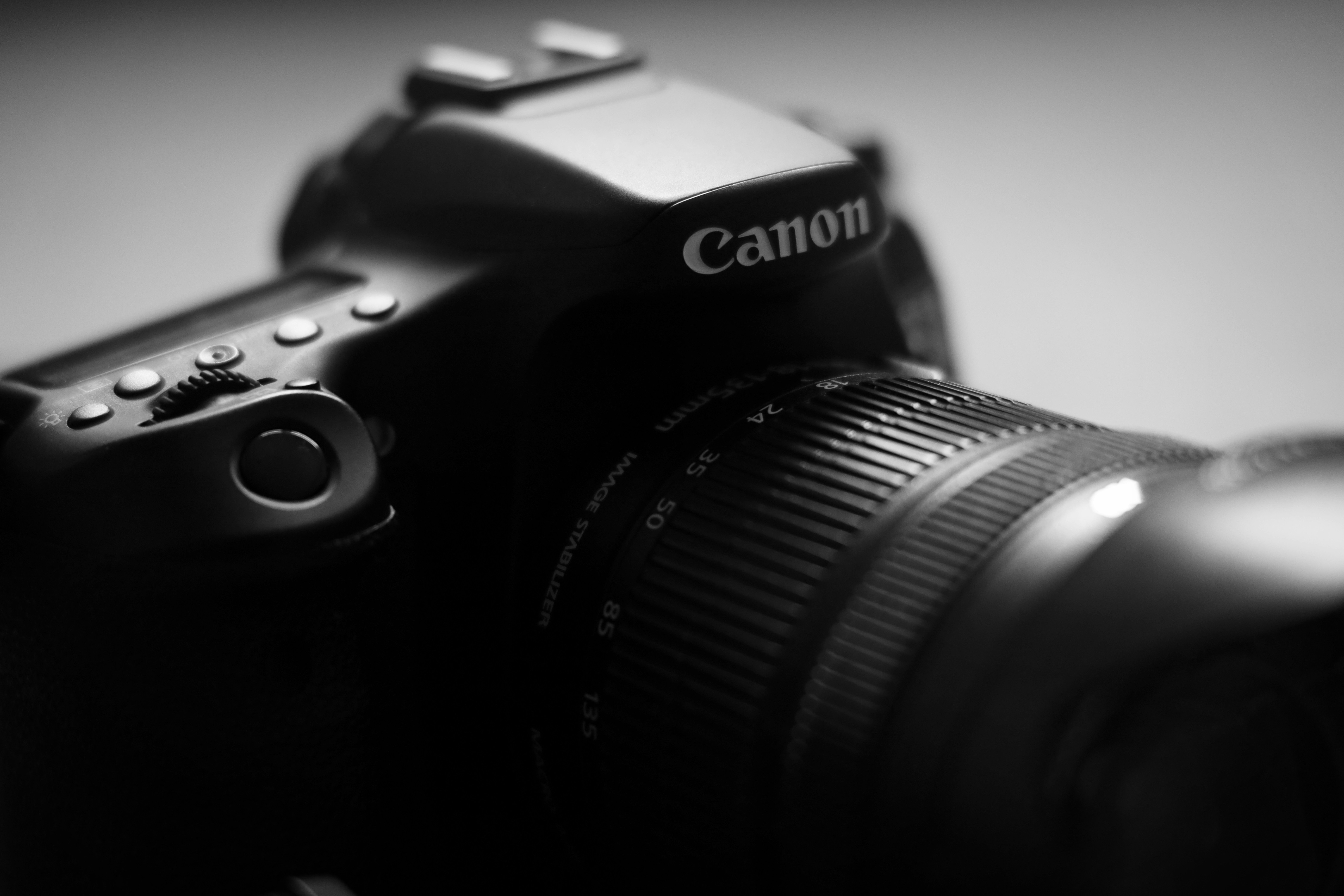 Detailaufnahme einer Canon Kamera mit Objektiv – Leasingangebot bei Foto Mundus
