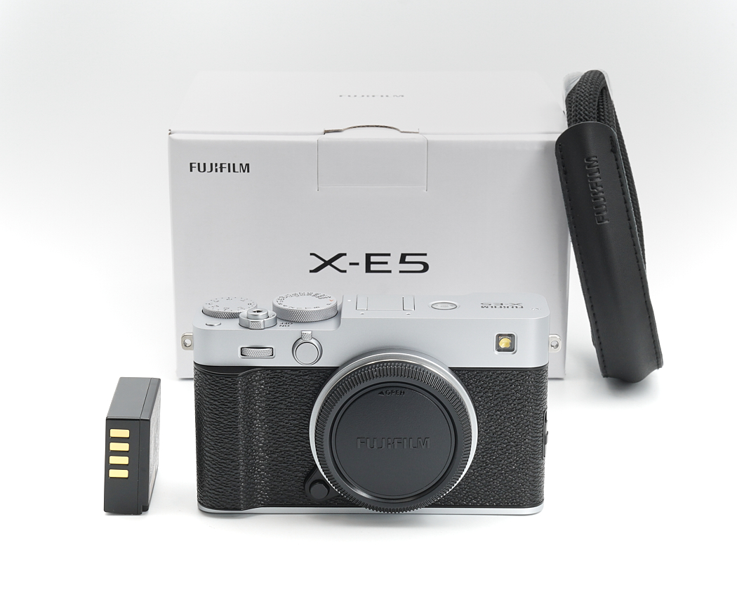 Fujifilm X-E5 silber Gehäuse + Stativ