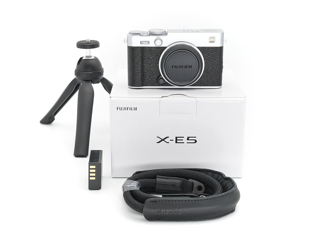 Fujifilm X-E5 silber Gehäuse + Stativ