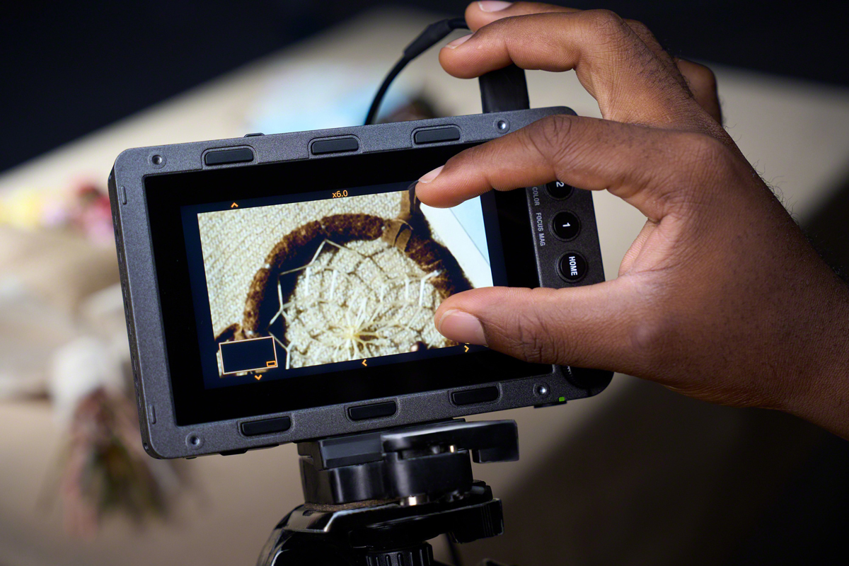 Videomonitor, On-Camera Monitor, Video-Monitor, Drehstativaufnahme, Handgriff halten