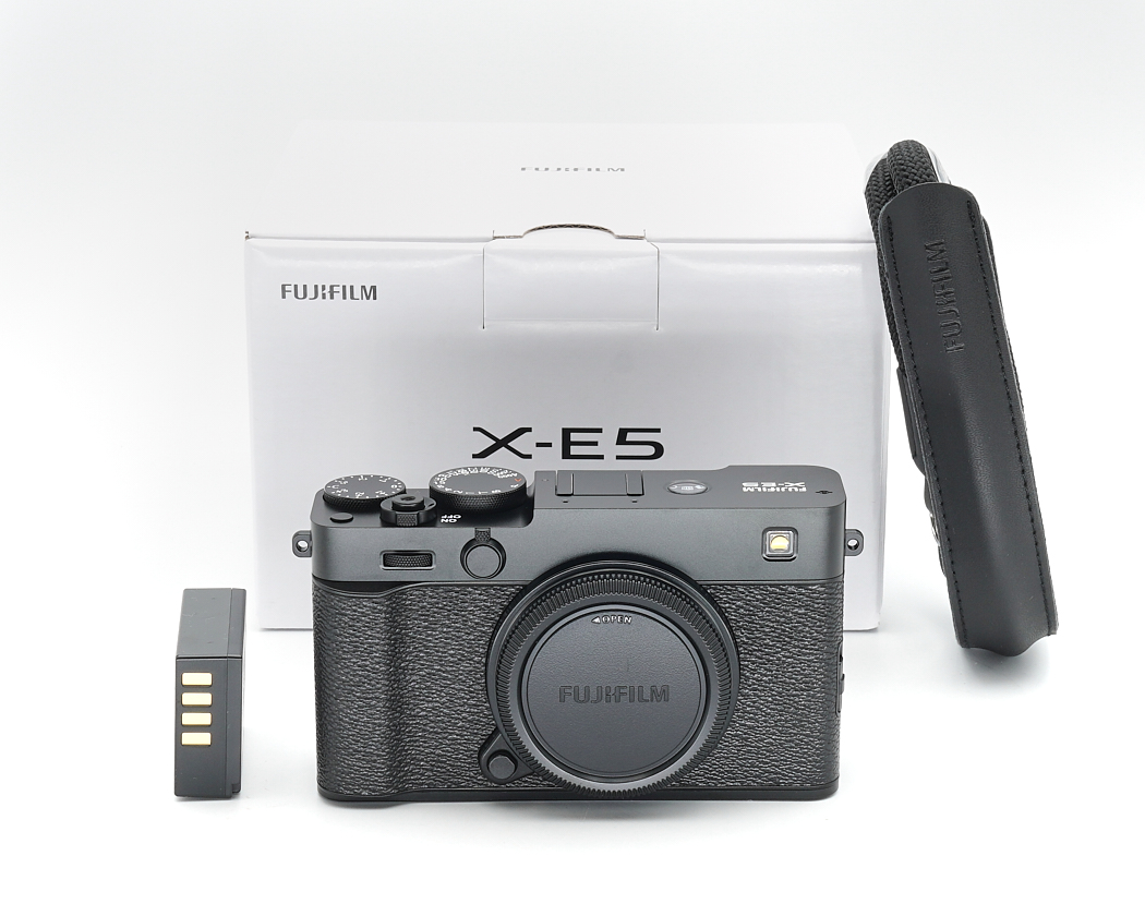 Fujifilm X-E5 schwarz Gehäuse + Stativ
