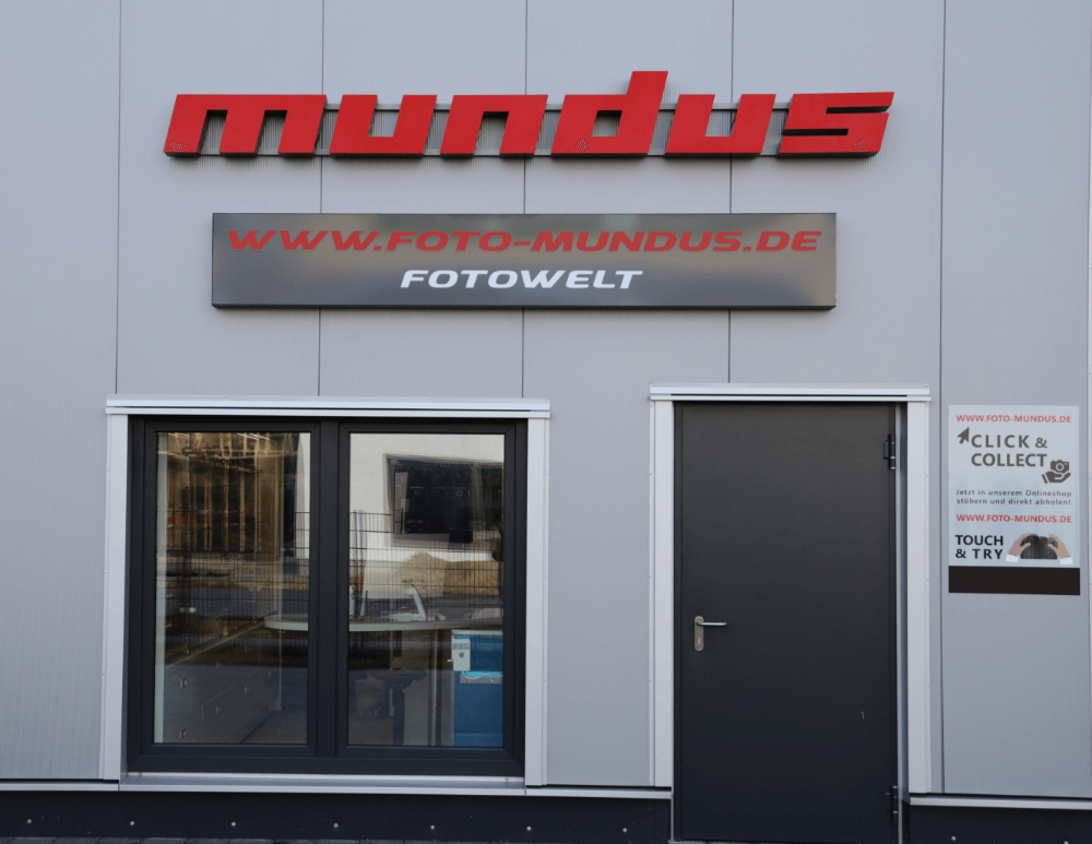 Außenansicht des Foto Mundus Showrooms in Nordhorn mit Beschilderung und Eingang