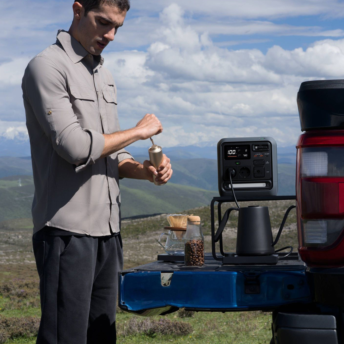  tragbare Stromversorgung, Generator-Inverter, Kaffee-Setup, Outdoor-Szene, Kofferraum-Einrichtung