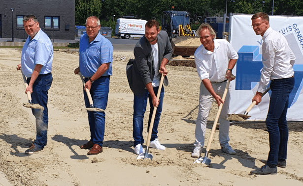 Fünf Männer beim symbolischen Spatenstich für den Bau eines Versandzentrums in Nordhorn bei sonnigem Wetter