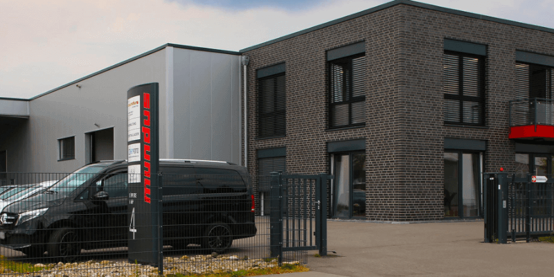 Außenansicht des Bürogebäudes von Foto Mundus in modernem Industriegebiet